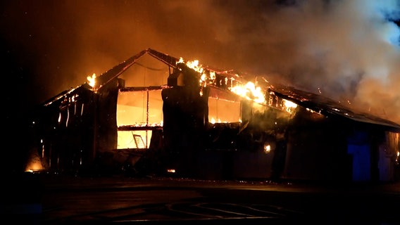 Der Dachstuhl der Diskothek "Twister" in Sande steht in Flammen. © NonstopNews 