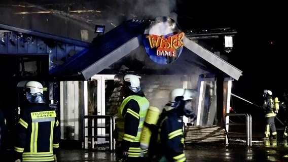Die Disco "Twister" in Sande ist nach einem Feuer komplett ausgebrannt. © NonstopNews 