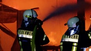 Ein Feuerwehrleute löschen einen Brand in der Diskothek "Twister" in Sande. © NonstopNews 