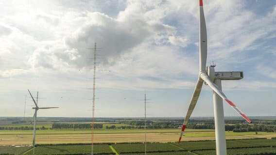 Masten und Windräder stehen im Windenergieforschungspark. © dpa-Bildfunk Foto: Mohssen Assanimoghaddam/dpa