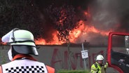 Feuer und Rauch steigen bei dem Brand einer Druckerei in Winsen (Luhe) auf. © TV Elbnews 