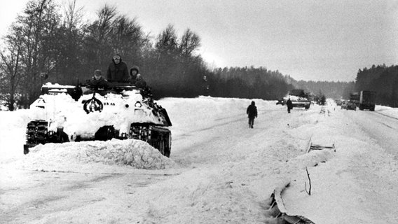 Bundeswehrsoldaten versuchen eine Autobahn Bergepanzern von den Schneemassen zu befreien. © dpa-Bildfunk Foto: Lothar Heidmann