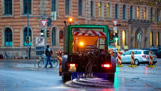 Ein Streufahrzeug verteilt am Morgen Streumittel in der Innenstadt von Hannover. © picture alliance / dpa | Moritz Frankenberg Foto: Moritz Frankenberg