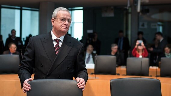 Der ehemalige Vorstandsvorsitzende des Autoherstellers Volkswagen, Martin Winterkorn, steht als Zeuge vor dem Abgas-Untersuchungsausschuss des Deutschen Bundestages in Berlin. Der ehemalige Vorstandsvorsitzende des Autoherstellers Volkswagen, Martin Winterkorn, steht als Zeuge vor dem Abgas-Untersuchungsausschuss des Deutschen Bundestages in Berlin. © dpa - Bildfunk Foto: Bernd von Jutrczenka