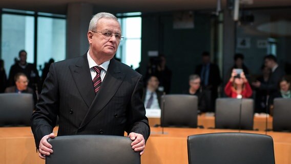 Der ehemalige Vorstandsvorsitzende des Autoherstellers Volkswagen, Martin Winterkorn, steht als Zeuge vor dem Abgas-Untersuchungsausschuss des Deutschen Bundestages in Berlin. © dpa - Bildfunk Foto: Bernd von Jutrczenka