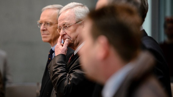 Der ehemalige Vorstandsvorsitzende des Autoherstellers Volkswagen, Martin Winterkorn (Mitte), steht, begleitet von seinen Anwälten, als Zeuge vor dem Abgas-Untersuchungsausschuss des Deutschen Bundestages in Berlin. © dpa - Bildfunk Foto: Gregor Fischer