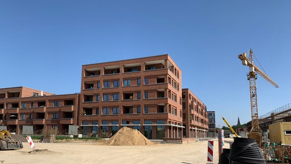 Eine Baustelle auf der Wohnungen entstehen. © NDR Foto: Julia Henke