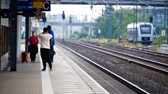 Passengers wait for an ICE train during the rail strike at the main train station in Wolfsburg © dpa-Bildfunk Photo: Julian Stratenschulte