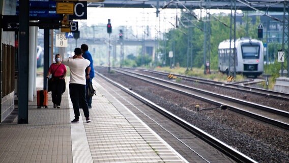 Passengers are waiting for an ICE during the train strike at the main train station in Wolfsburg © dpa-Bildfunk Photo: Julian Stratenschulte