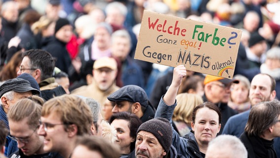 Zahlreiche Menschen nehmen an einer Demonstration auf dem Rathausplatz in der Innenstadt von Wolfsburg teil. © dpa Bildfunk Foto: Michael Matthey/dpa