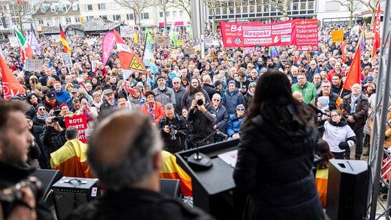 Daniela Cavallo (r), Vorsitzende des Gesamt- und Konzernbetriebsrats der Volkswagen AG, spricht auf einer Demonstration gegen Rechtsextremismus auf dem Rathausplatz in der Innenstadt von Wolfsburg. © dpa Bildfunk Foto: Michael Matthey/dpa