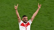 Der türkische Fußball-Nationalspieler Merih Demiral feiert sein Tor im Achtelfinale der Europameisterschaft gegen Österreich mit einem sogenannten Wolfsgruß, dem Zeichen der faschistischen Organisation "Graue Wölfe". © dpa Bildfunk Foto: Hendrik Schmidt