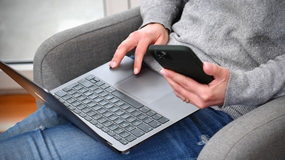 Eine junge Frau sitzt in ihrer Wohnung mit einem Laptop und arbeitet im Homeoffice © picture alliance/SvenSimon Foto: FrankHoermann