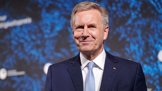 Christian Wulff (CDU), Bundespräsident a.D., kommt zur Verleihung des 13. Deutschen Nachhaltigkeitspreises. Christian Wulff (CDU), Bundespräsident a.D., kommt zur Verleihung des 13. Deutschen Nachhaltigkeitspreises. © picture alliance/dpa | Henning Kaiser Foto: Henning Kaiser