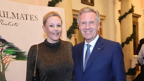 Christian Wulff (CDU, r), ehemaliger Bundespräsident, und Bettina Wulf (Archivbild vom 07.01.2023) © picture alliance/dpa Foto: Karl-Josef Hildenbrand