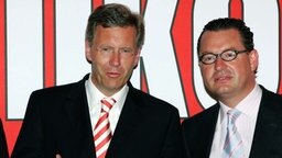 Der damalige Minsterpräsident Christian Wulff steht vor Transparent neben dem Bild-Chefredakteur Kai Diekmann auf dem Sommerfest der Bild-Zeitung. © dpa/picture-alliance Foto: Sören Stache