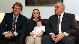 Der ehemalige Bundeskanzler Helmut Kohl (CDU, r) besucht am 6.2.1993 den damaligen niedersächsischen CDU-Spitzenkandidaten Christian Wulff, seine damalige Ehefrau Christiane und Tochter Annalena (drei Monate) in seinem Privathaus in Osnabrück. © picture-alliance / dpa Bildarchiv Foto: Ingo Werner