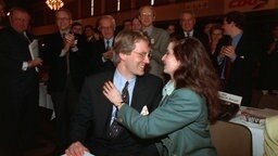 Der damals 33-jährige CDU-Politiker und Rechtsanwalt Christian Wulff (l.) wird von seiner ehemaligen Ehefrau Christiane am 30.1.1993 auf den Landesparteitag der niedersächsischen CDU in Hannover zur Nominierung zum Spitzenkandidaten für die Landtagswahl 1994 beglückwünscht. © picture-alliance / dpa Bildarchiv Foto: Wolfgang Weihs