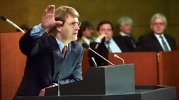 Der damalige niedersächsische CDU-Landeschef Christian Wulff eröffnet am 06.10.1994 mit scharfer Kritik an der Finanzpolitik der SPD-Landesregierung die Sondersitzung des niedersächsischen Landtags in Hannover. Im Hintergrund links der ehemalige Ministerpräsident Gerhard Schröder. © picture-alliance Foto: Holger Hollemann