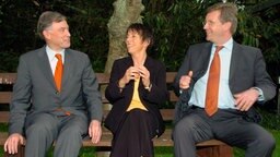 Hannovers Landesbischöfin Margot Käßmann sitzt am 20.04.2004 im Garten ihres Hauses in der niedersächsischen Landeshauptstadt auf einer Bank mit Horst Köhler (l.), dem damaligen Unions-Kandidaten für das Amt des Bundespräsidenten, und dem ehemaligen Ministeropräsidenten von Niedersachsens, Christian Wulff. © picture-alliance / dpa Bildarchiv Foto: Wolfgang Weihs