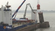 Die Kuppel wird vom schiefen Leuchtturm in Bremerhaven gehoben. © Radio Bremen Foto: Radio Bremen