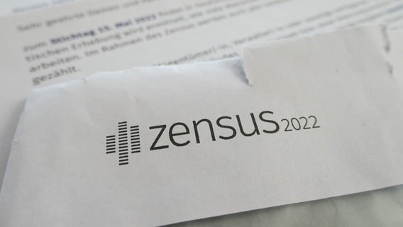 Die Seiten eines Anschreibens zum Zensus 2022 liegen auf einem Tisch, aufgenommen am 16.05.2022. © picture alliance Foto: Beate Schleep