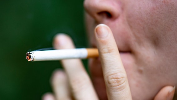 A woman puffs on a cigarette.  © picture alliance/dpa |  Fabian Sommer Photo: Fabian Sommer