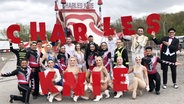 Die Artisten vor ihrem Zirkuszelt mit den Buchstaben des Zirkusnamens "Charles Knie" in den Händen. © NDR Foto: Jutta Przygoda