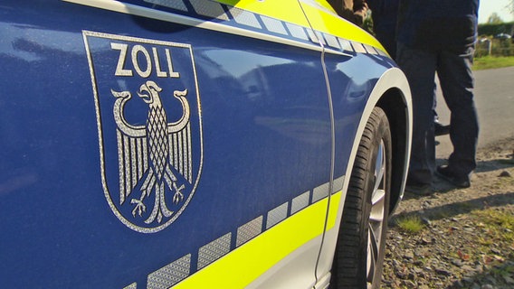 Ein Zoll-Einsatzfahrzeug steht an einer Straße. © NDR 