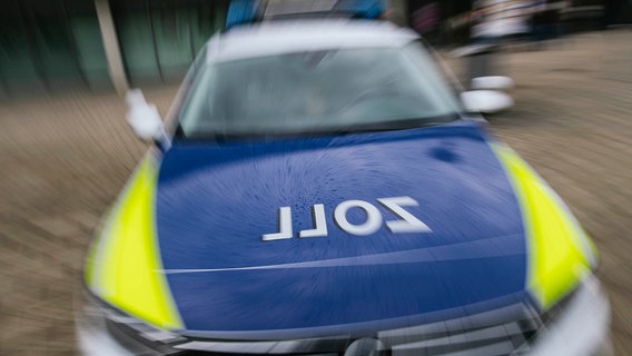 Ein Einsatzfahrzeug des Zolls frontal, mit Bewegungsunschärfe fotografiert. © NDR Foto: Julius Matuschik