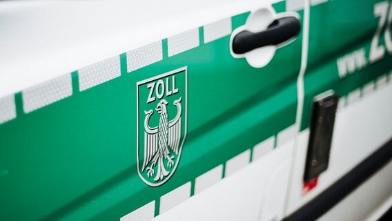 An der Tür eines grünen Streifenwagens steht der Schriftzug Zoll und das Bundeswappen. © NDR Foto: Julius Matuschik