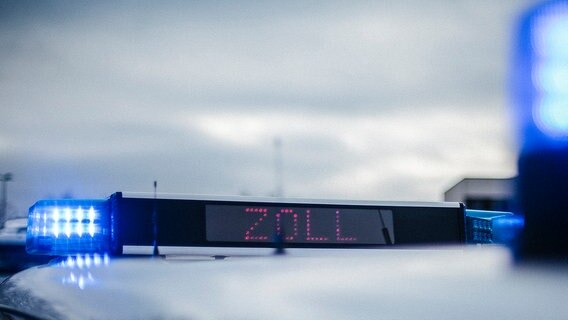 Auf dem Dach eines Autos blinkt ein Blaulicht und auf der Anzeigetafel steht das Wort Zoll. © NDR Foto: Julius Matuschik