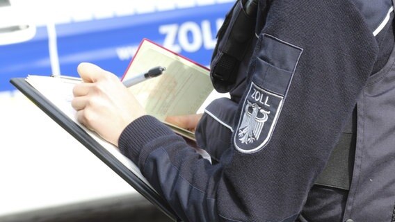 Ein Zollbeamter schaut in Akten. Ein Zollbeamter schaut in Akten. © Hauptzollamt Osnabrück