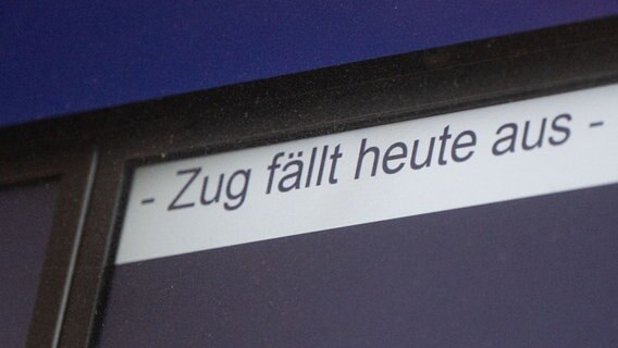 Auf einer Anzeigentafel am Bahnhof steht "Zug fällt heute aus" © picture alliance/dpa | Marijan Murat Foto: Marijan Murat