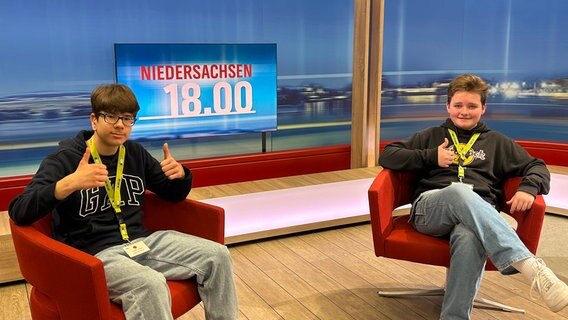 Zwei Jungs im "Hallo"-Studio NDR Hannover © NDR Foto: Svenja Nanninga