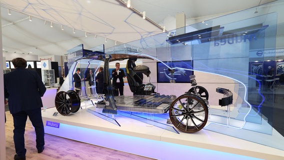 Ein Auto mit gläserner Karosserie. © Wolfsburg AG 