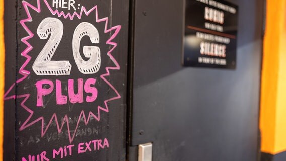Ein Schild an einer Tür weist auf die 2G-Plus-Regel hin. © picture alliance/dpa/Daniel Karmann Foto: Daniel Karmann