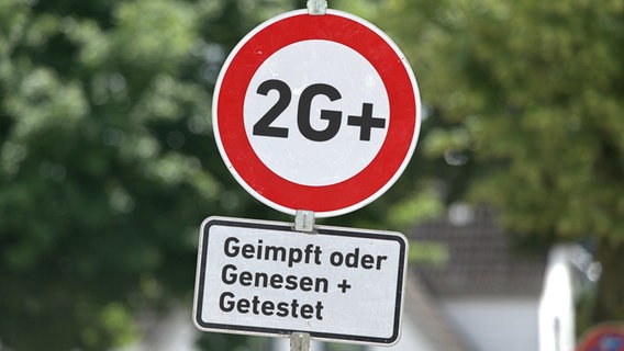 Ein Schild verweist auf die 2G-Plus-Regel. © picture alliance/SULUPRESS.DE/Torsten Sukrow Foto: Torsten Sukrow