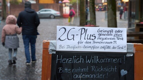 Ein Schild vor einem Lokal weist auf die ab Samstag geltende 2Gplus-Regelung im Innenraum hin. © picture alliance/dpa Foto: Thomas Frey