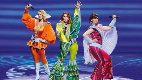Drei Damen spielen eine Szene aus dem ABBA Musical "Mamma Mia - Das Musical" im Stage Theater Neue Flora in Hamburg. © Stage Entertainment Foto: Brinkhoff-Moegenburg