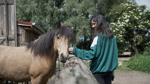 Eine junge Frau streichelt ein Pony © NDR Foto: Dominik Dührsen