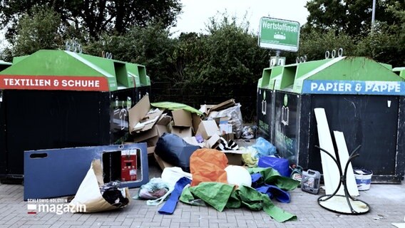 Ein Müllberg liegt zwischen zwei Containern. © NDR 