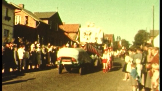 Eine alte Aufnahme eines Festwagens auf einem Karpfenfest in den 1950er Jahren in Reinfeld.  