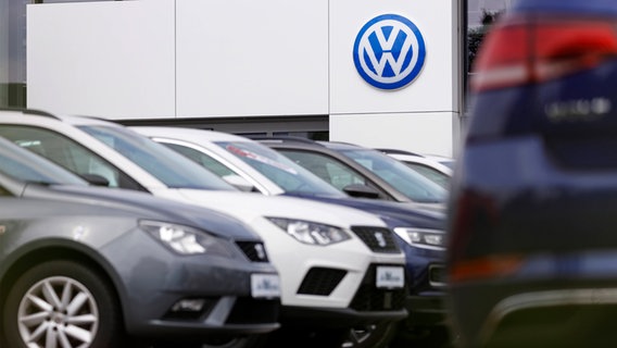 An einem Autohaus prangt das Logo des Volkswagen-Konzerns. © IMAGO / Future Image 