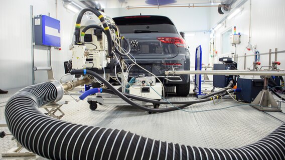 Ein Golf VIII des Herstellers Volkswagen ist auf einem Klimarollenprüfstand auf dem Gelände des neuen Prüflabors des Kraftfahrt-Bundesamtes (KBA) in Harrislee zu sehen. © dpa-Bildfunk Foto: Gregor Fischer