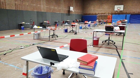 Errichtete Arbeitsplätze in der Turnhalle der Schule © NDR Foto: Peer-Axel Kröske