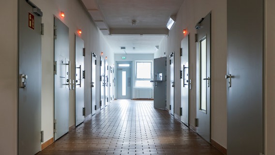 Blick auf einen Zellengang in der neuen Abschiebehaftanstalt in Glückstadt. © dpa Foto: Ulrich Perrey