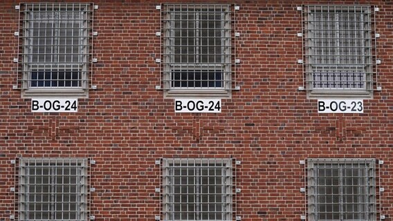 Blick auf die vergitterten Fenster der Haftzimmer in der Abschiebungshafteinrichtung Glücksstadt. © dpa-Bildfunk Foto: Marcus Brandt