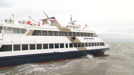 Die MS Adler-Express im Wasser. © NDR 