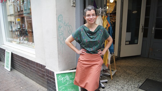 Roxane Porsack posiert vor ihrem Kleidungsgeschäft © NDR Foto: Astrid Wulf